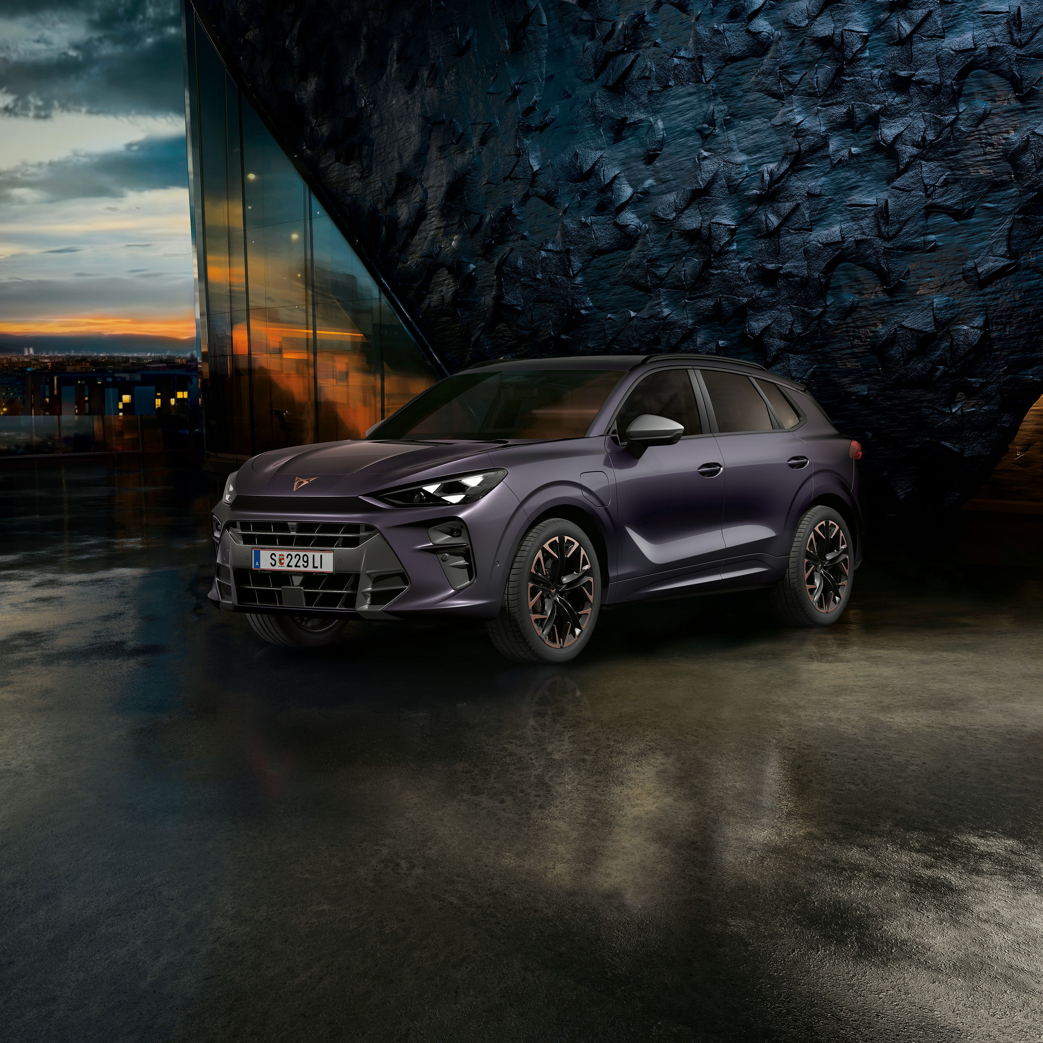 CUPRA Terramar vor einer Steinwand bei Sonnenuntergang