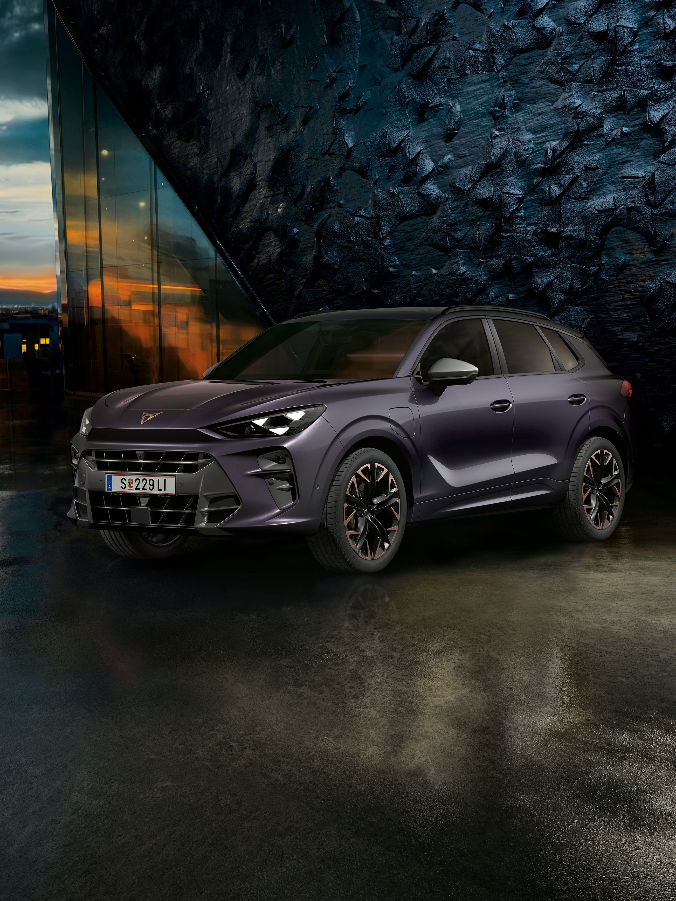 CUPRA Terramar vor einer Steinwand bei Sonnenuntergang