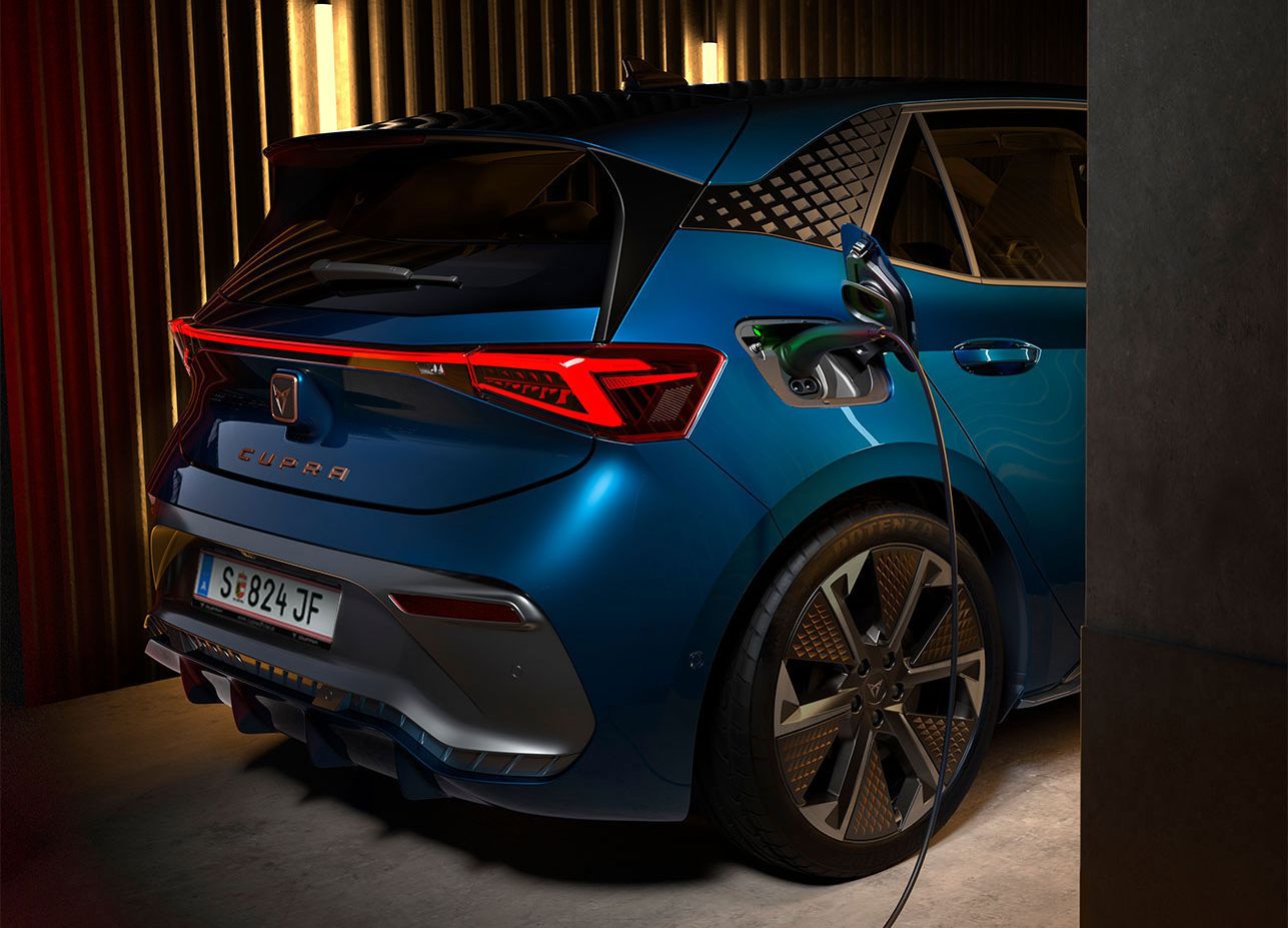 Detailansicht eines CUPRA Born beim Laden.