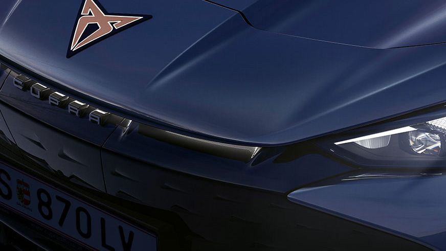 Das CUPRA Logo auf der Kühlerhaube von einem blauen CUPRA Tavascan.