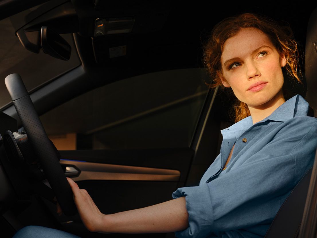 Eine Frau sitzt am Fahrersitz eines CUPRA Formentor