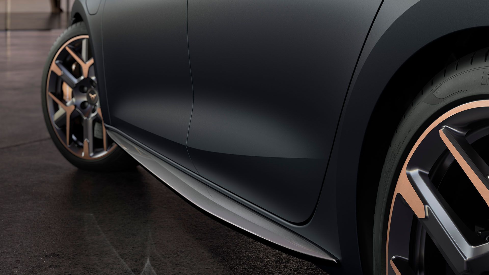 Fokusansicht der linken Seite eines grauen CUPRA Leon.