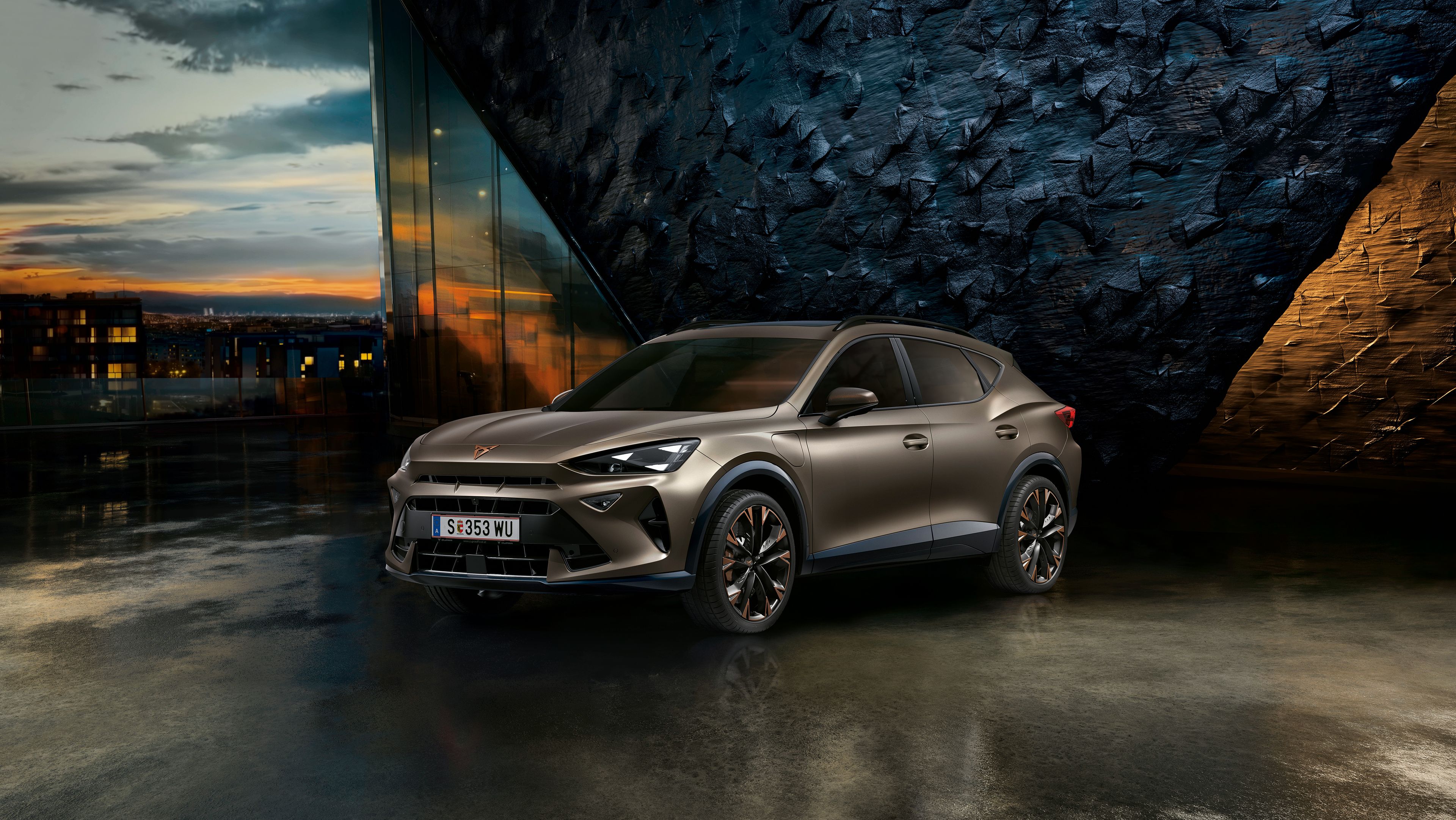 CUPRA Formentor vor einer Steinwand bei Sonnenuntergang