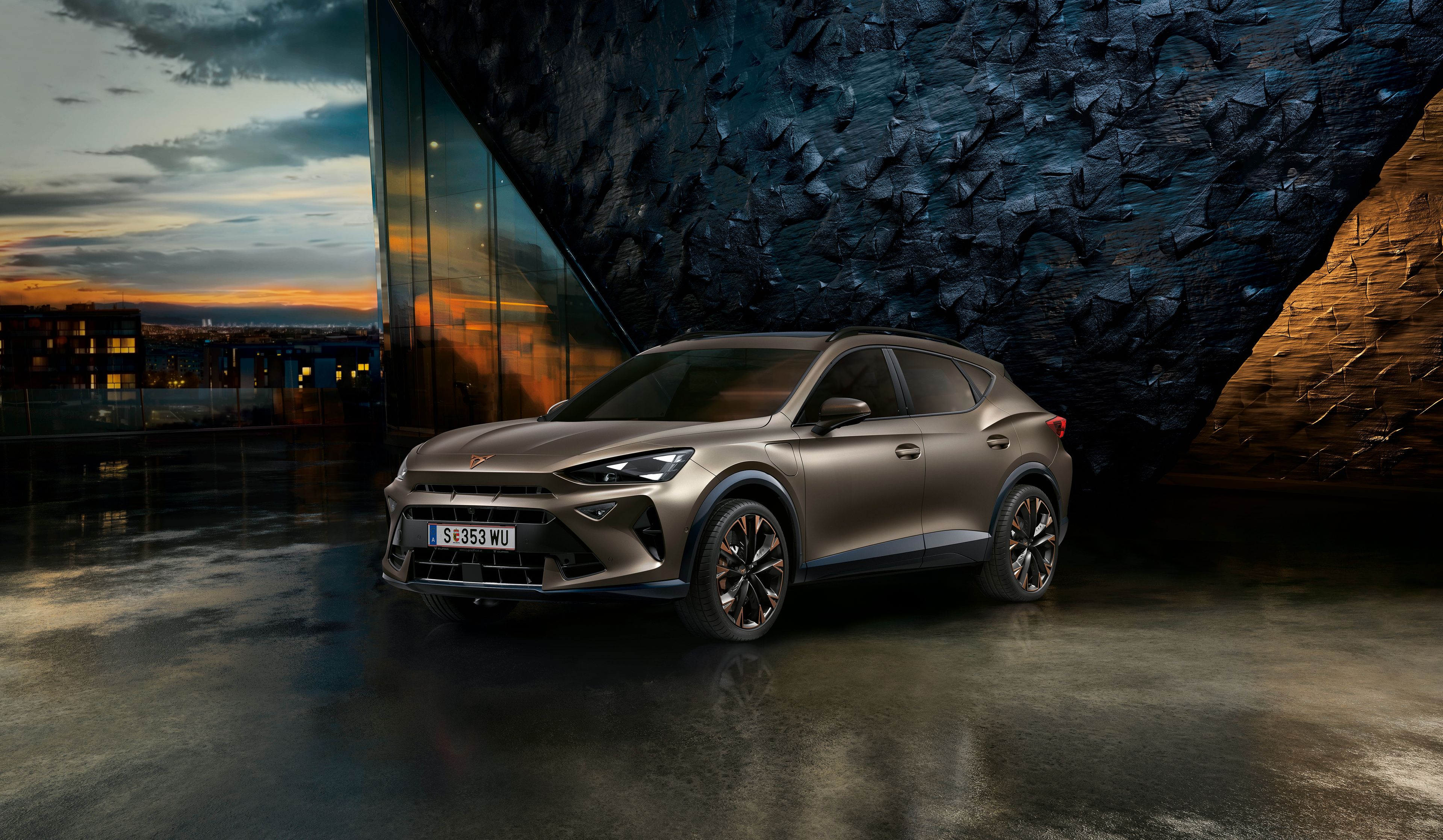 CUPRA Formentor vor einer Steinwand bei Sonnenuntergang