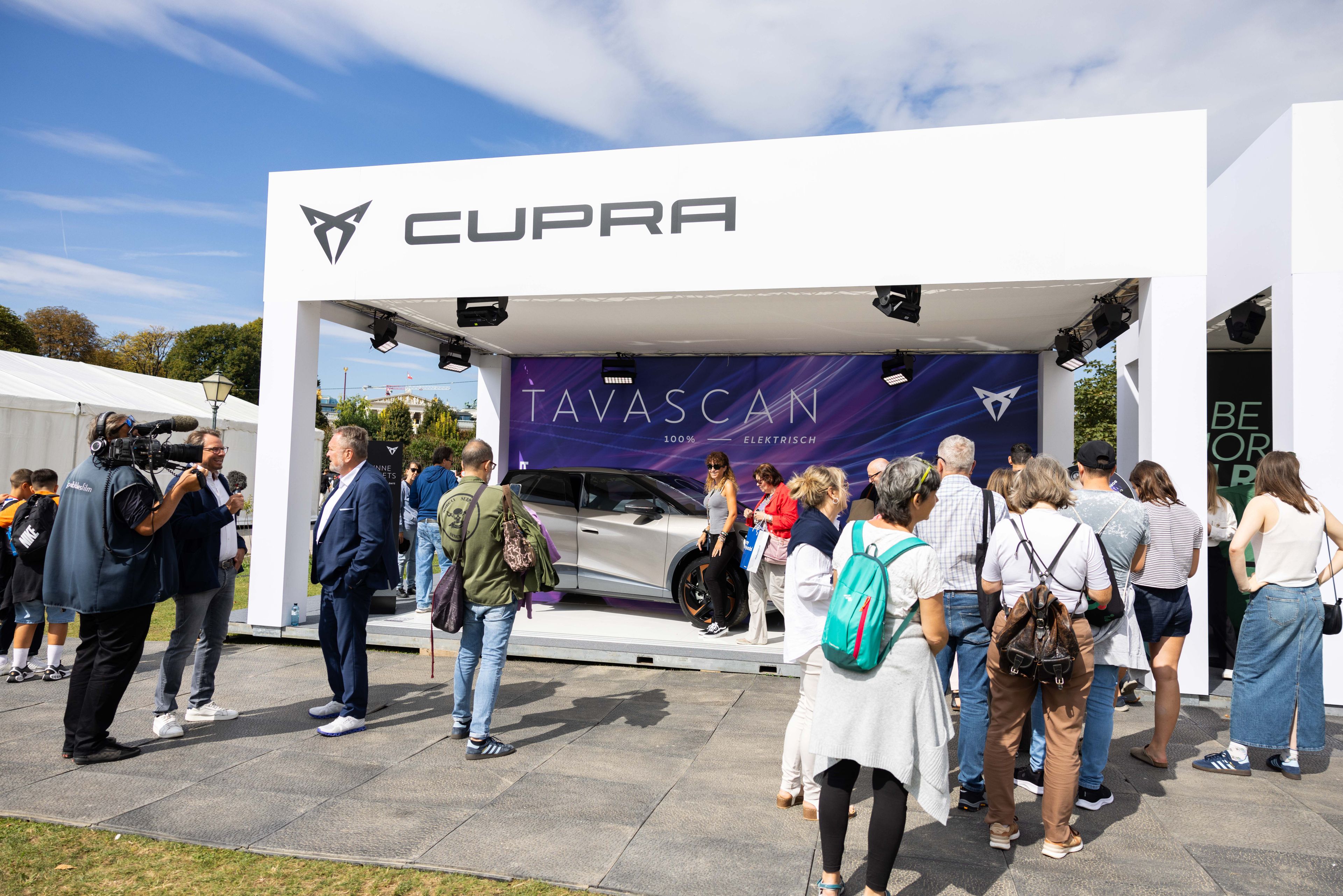 CUPRA Stand mit Publikum davor