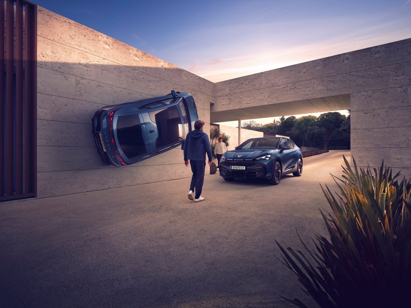 Fotocollage von zwei CUPRA Tavascan bei einem modernen Gebäude, mit einem der Fahrzeuge an der Wand und dem zweiten unter einer Durchfahrt. Zwei Männer bewegen sich zwischen den Fahrzeugen.