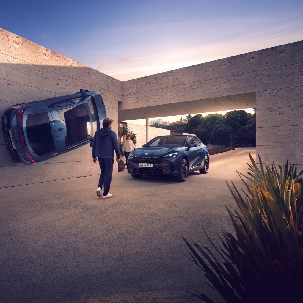 Fotocollage von zwei CUPRA Tavascan bei einem modernen Gebäude, mit einem der Fahrzeuge an der Wand und dem zweiten unter einer Durchfahrt. Zwei Männer bewegen sich zwischen den Fahrzeugen.