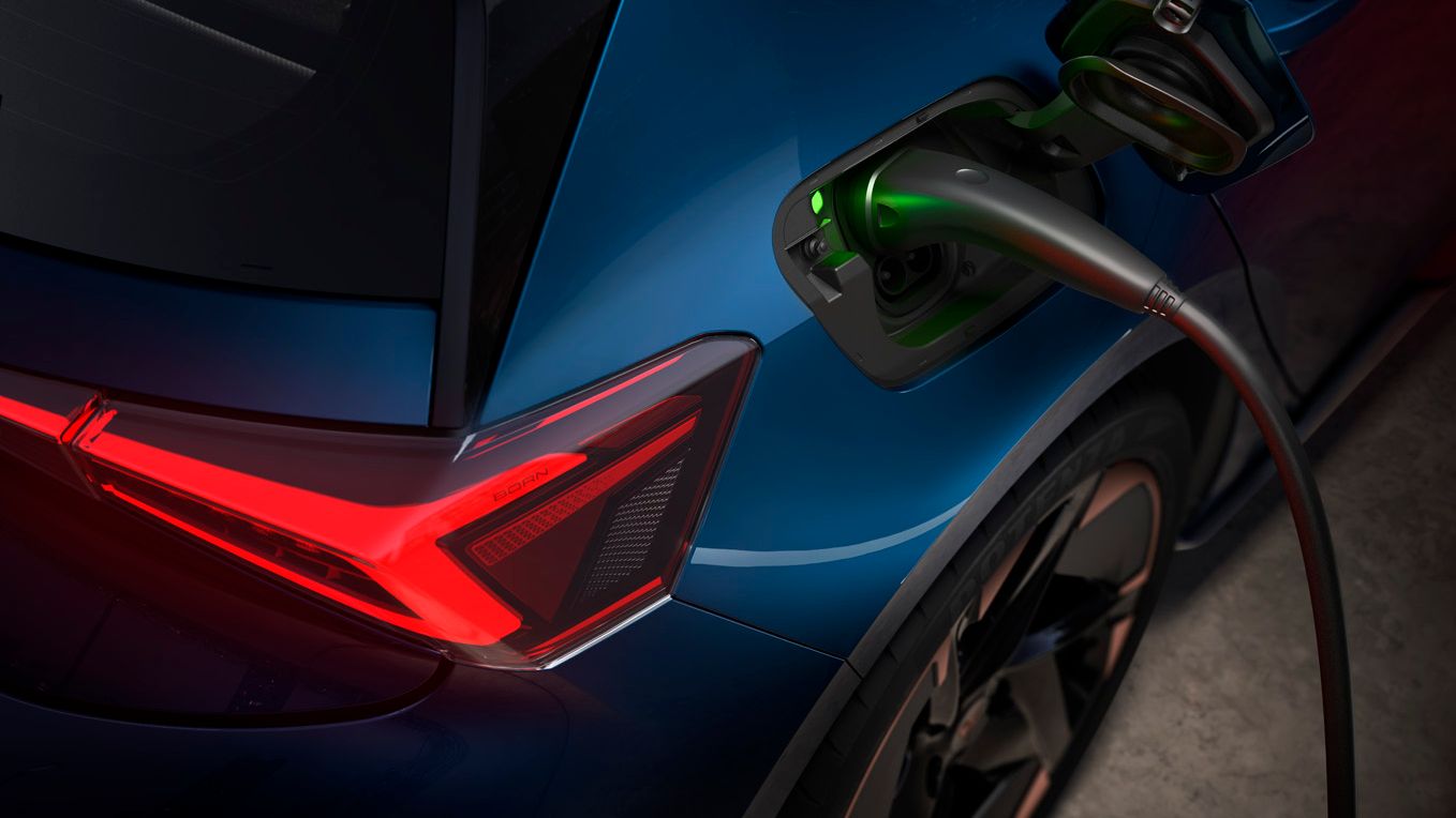 CUPRA Born beim Laden mit Kabel