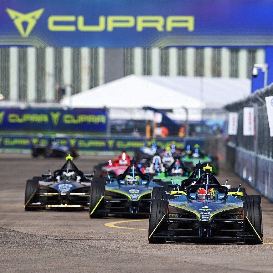 Mehrere Rennautos bei der Formel e.