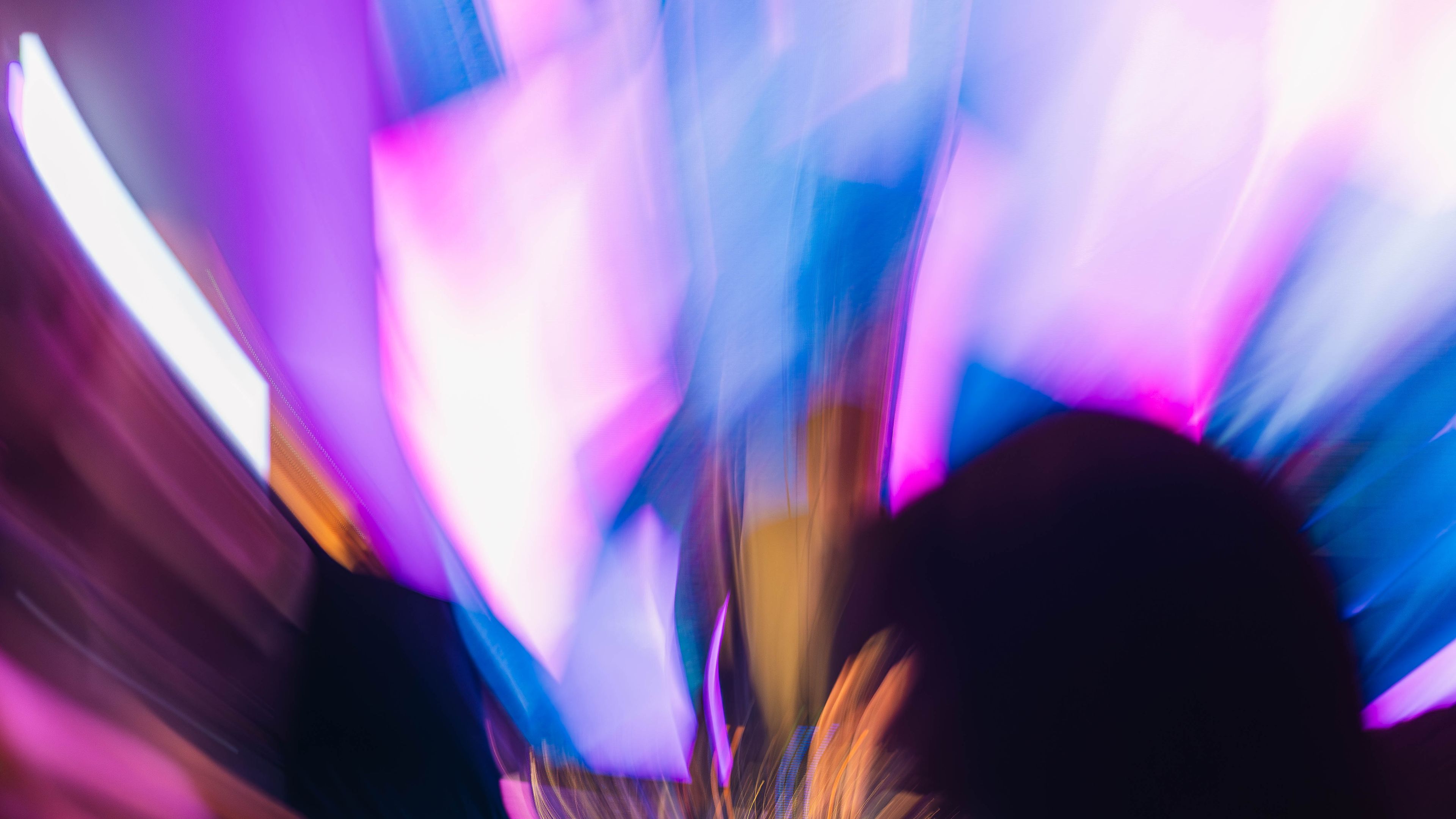 Verzerrtes buntes Bild mit CUPRA Logo zur Eröffnung der Wiener City Garage.