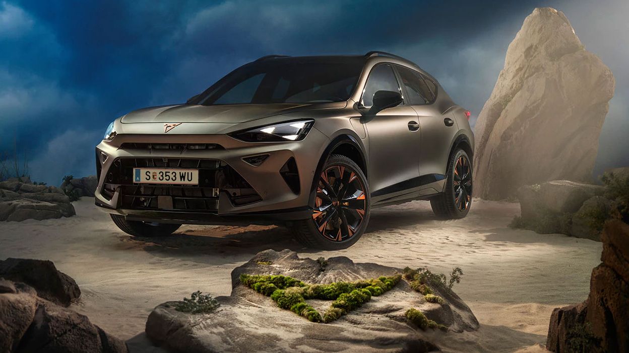 Ein CUPRA Formentor VZ in Bronze steht dramatisch beleuchtet in einer felsigen, nebeligen Landschaft. Eine Lichtstrahl beleuchtet das Fahrzeug und betont seine Konturen. Im Hintergrund sind Felsen und Pflanzen zu sehen.
