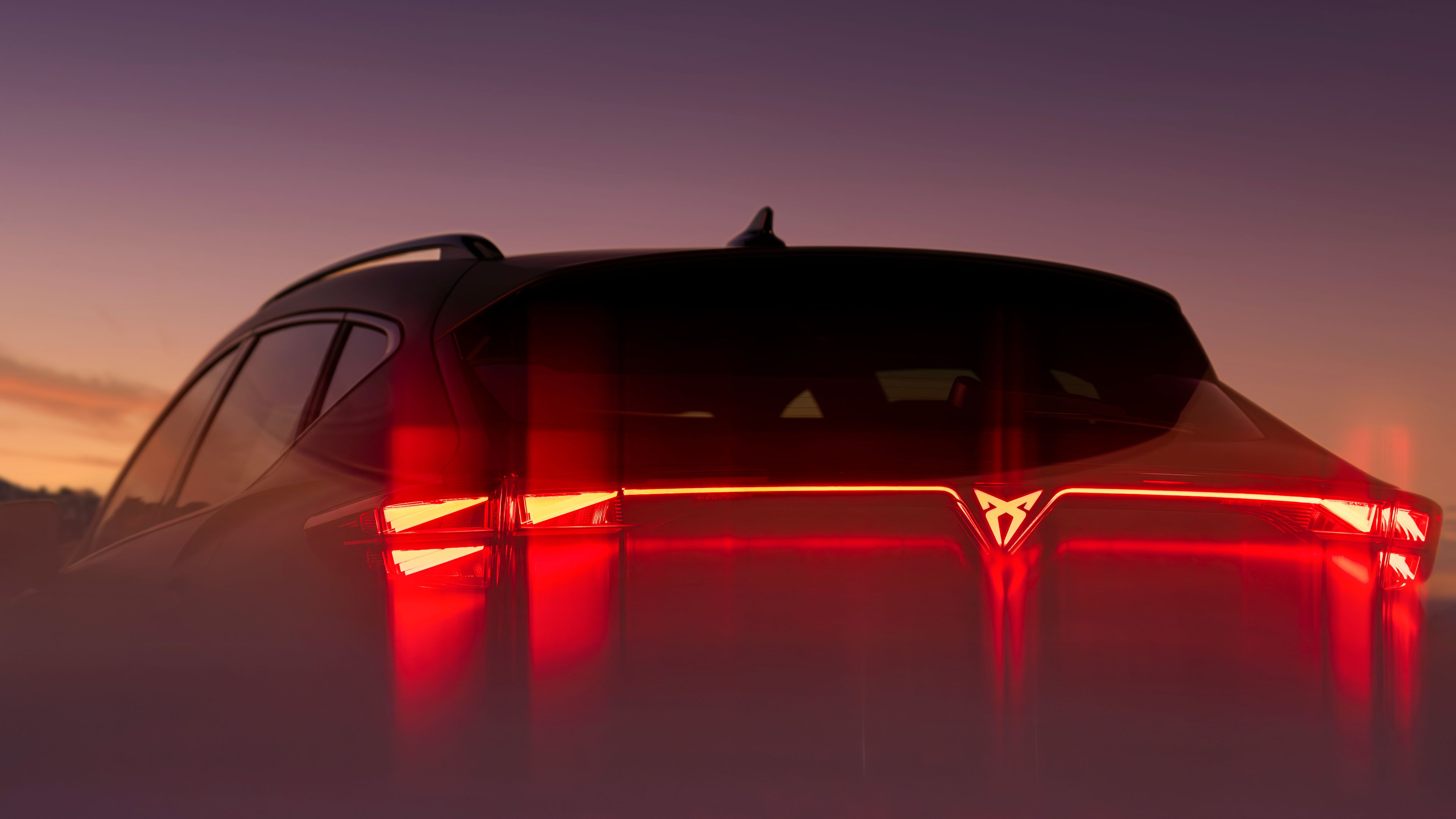 CUPRA Modell Heckansicht beleuchtet