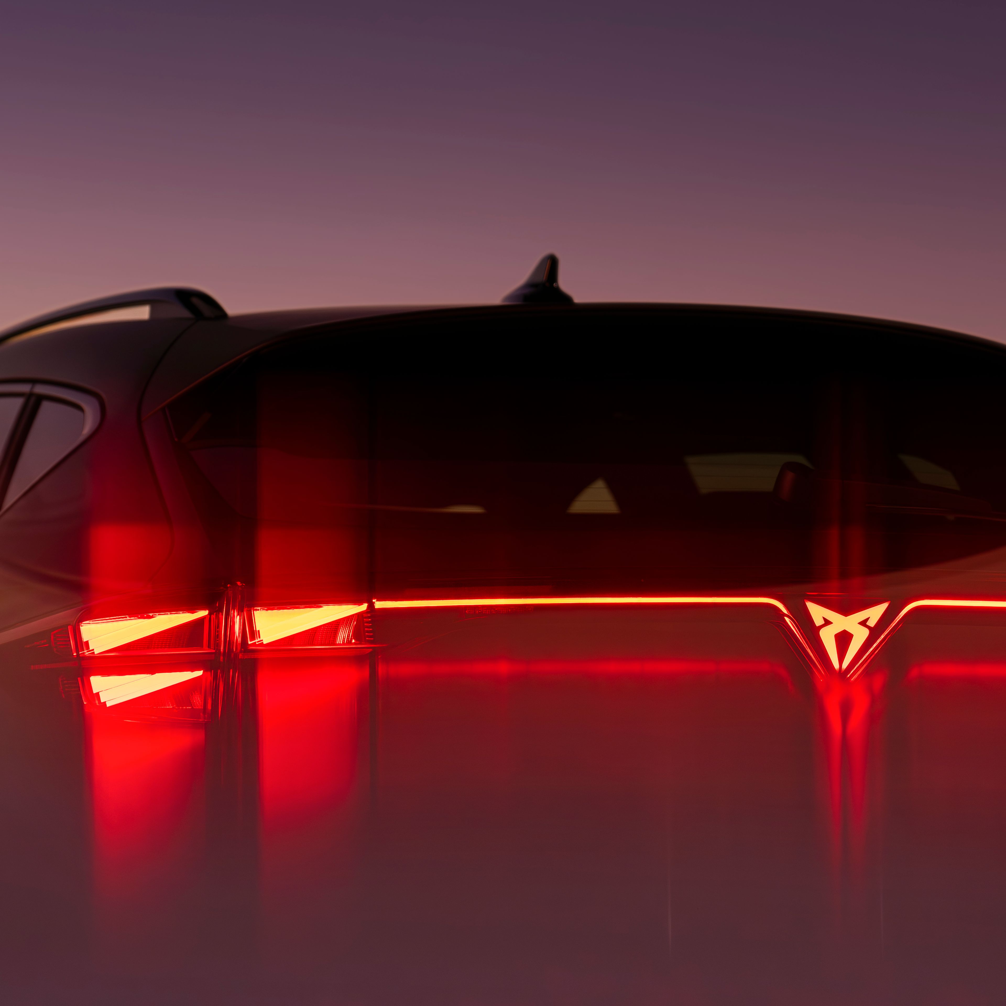 CUPRA Modell Heckansicht beleuchtet