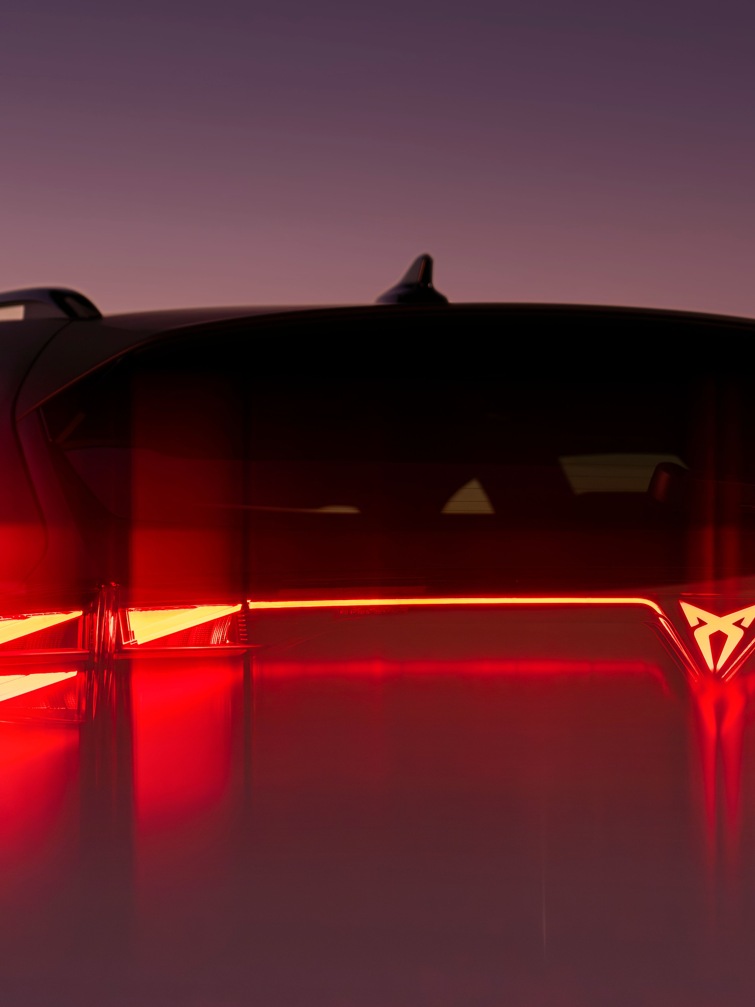 CUPRA Modell Heckansicht beleuchtet