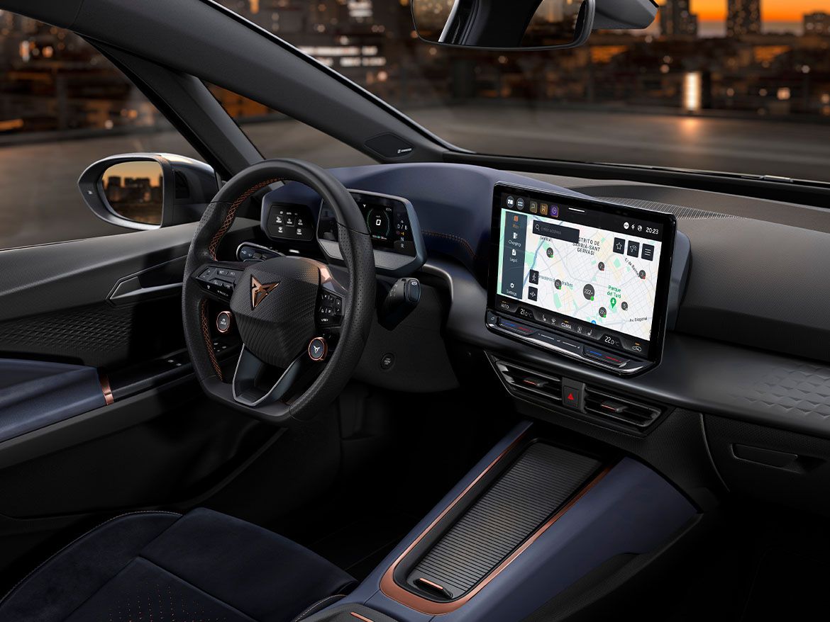 CUPRA Born Cockpitansicht mit Lenkrad und Charging Points auf dem Infotainment Screen.