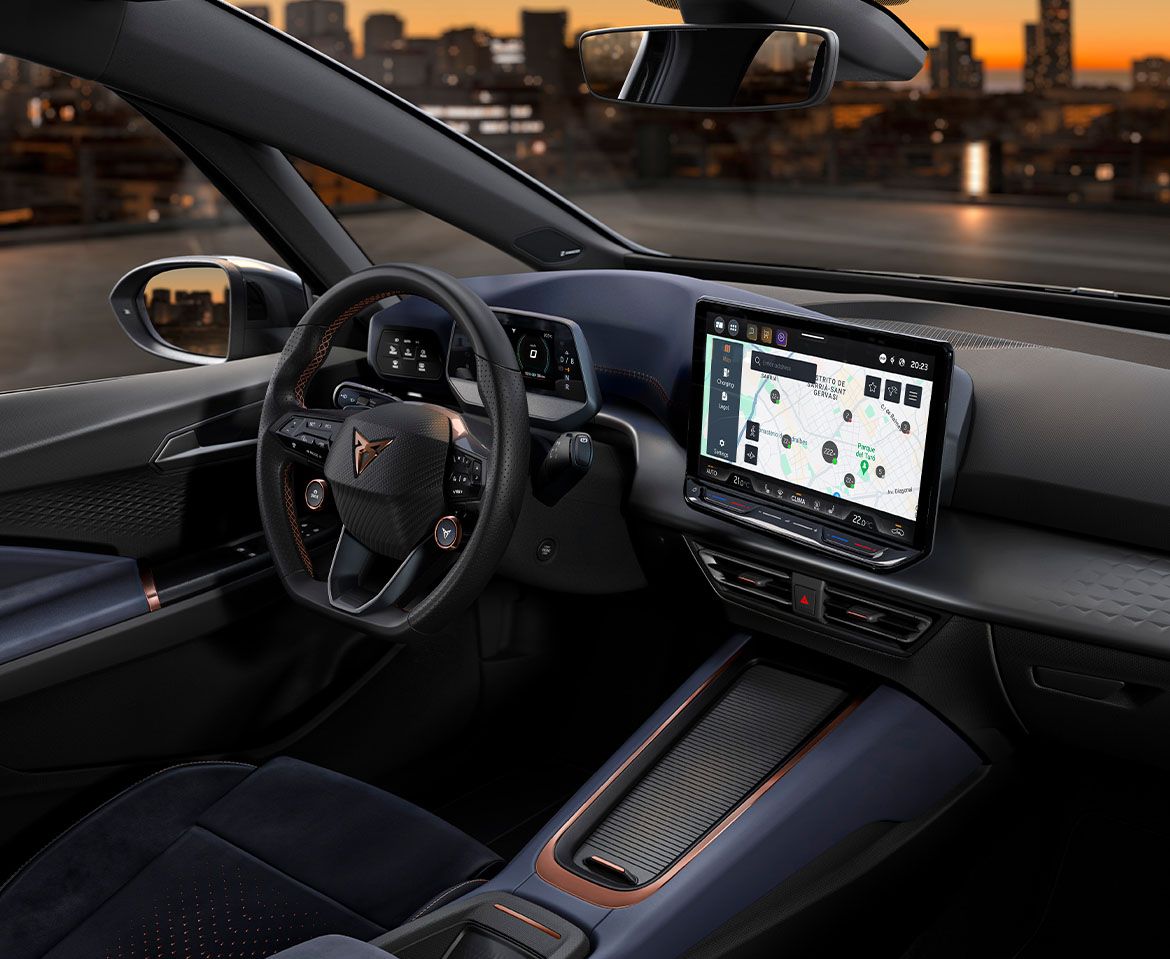 CUPRA Born Cockpitansicht mit Lenkrad und Charging Points auf dem Infotainment Screen.