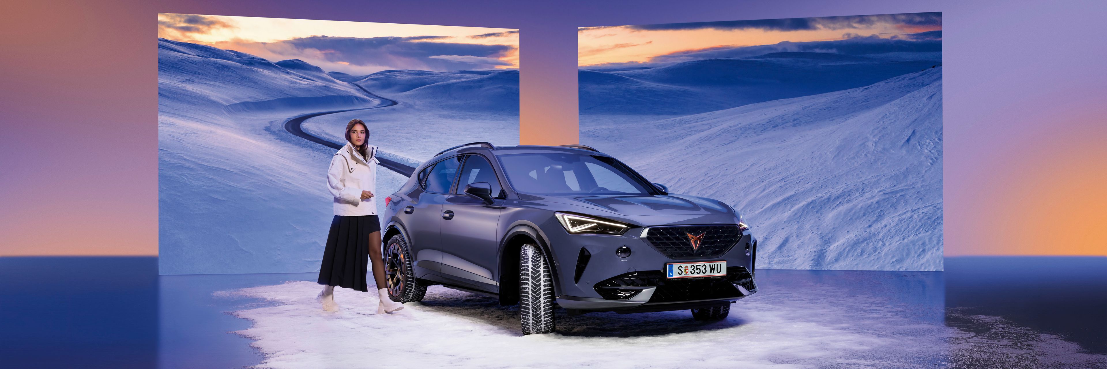Eine Frau bewegt sich auf einen violetten CUPRA Formentor in Frontansicht zu.
