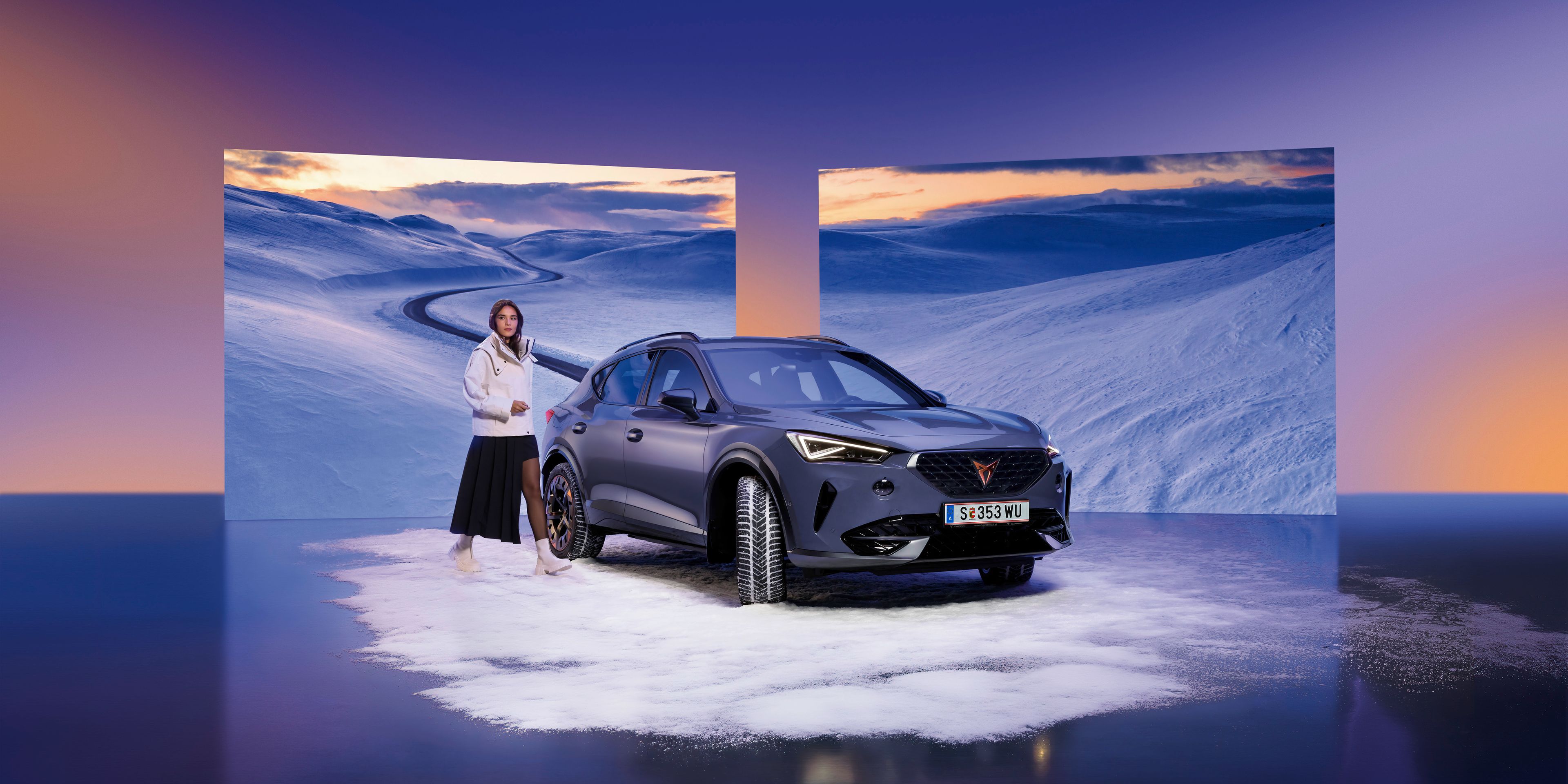Eine Frau bewegt sich auf einen violetten CUPRA Formentor in Frontansicht zu.