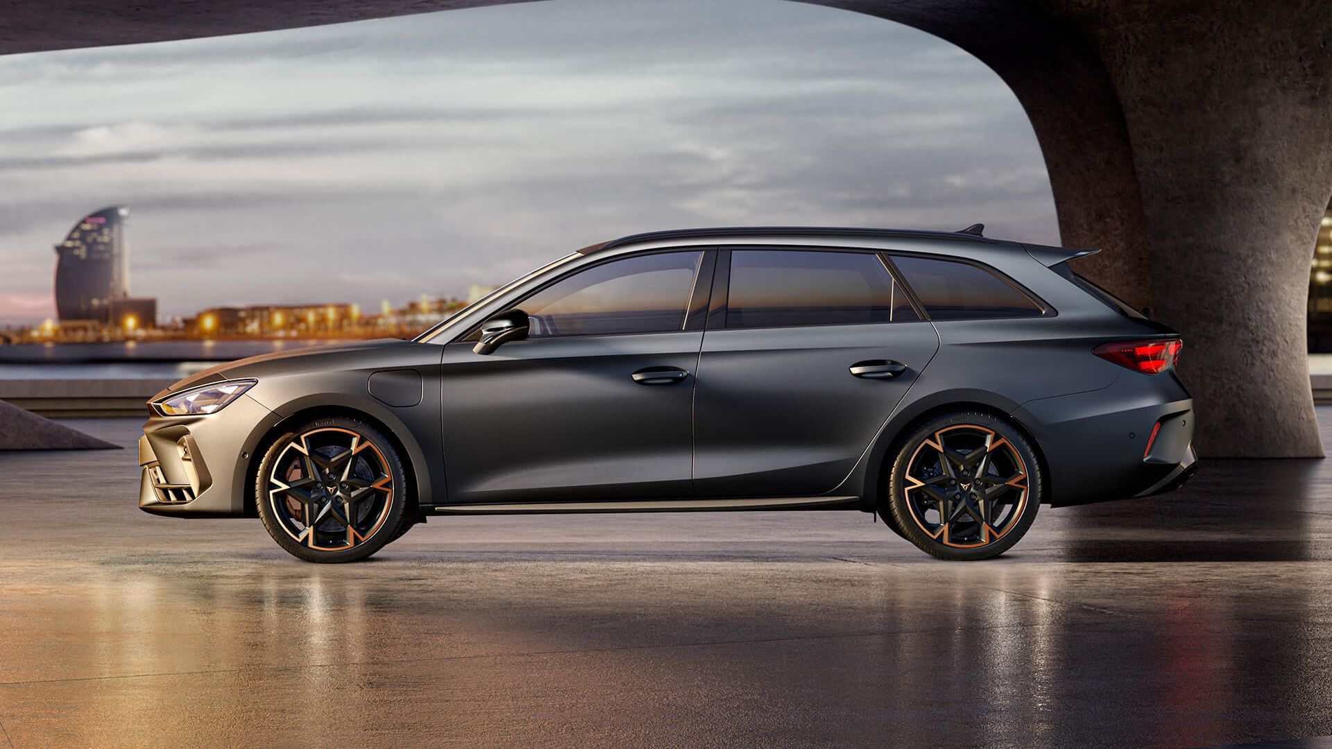 Seitenansicht eines grauen CUPRA Leon SP Kombi in einem modernen Parkhaus.