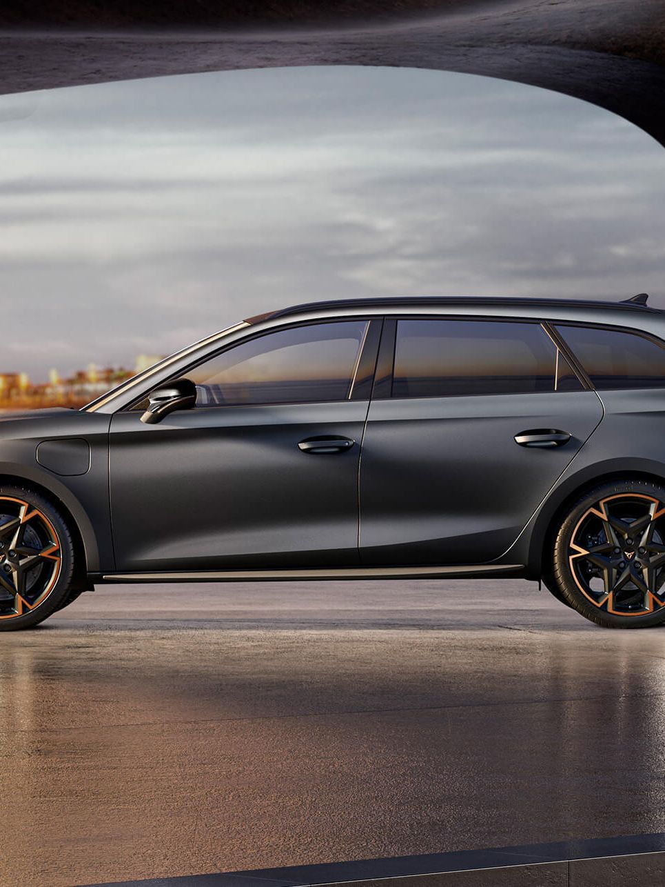 Seitenansicht eines grauen CUPRA Leon SP Kombi in einem modernen Parkhaus.