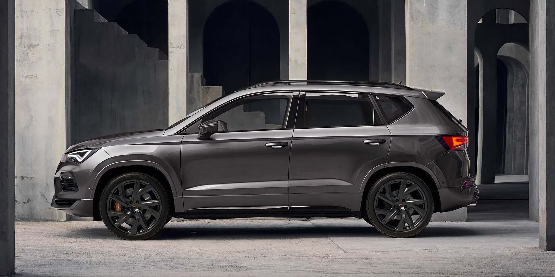Seitenansicht des CUPRA Ateca, mit Fokus auf den 300-PS-Motor des Fahrzeugs.