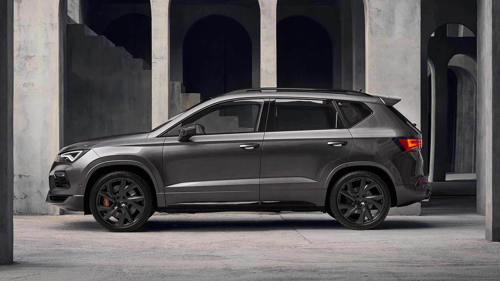 Seitenansicht des CUPRA Ateca, mit Fokus auf den 300-PS-Motor des Fahrzeugs.