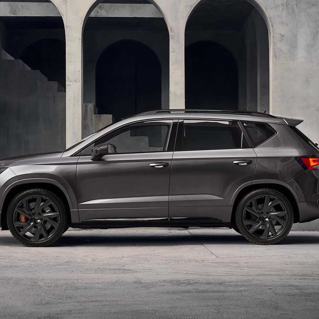 Seitenansicht des CUPRA Ateca, mit Fokus auf den 300-PS-Motor des Fahrzeugs.