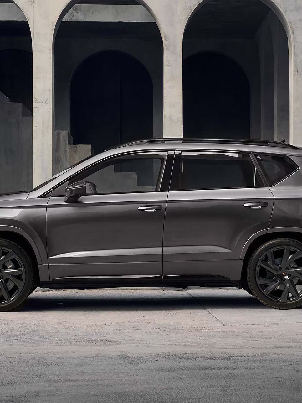 Seitenansicht des CUPRA Ateca, mit Fokus auf den 300-PS-Motor des Fahrzeugs.