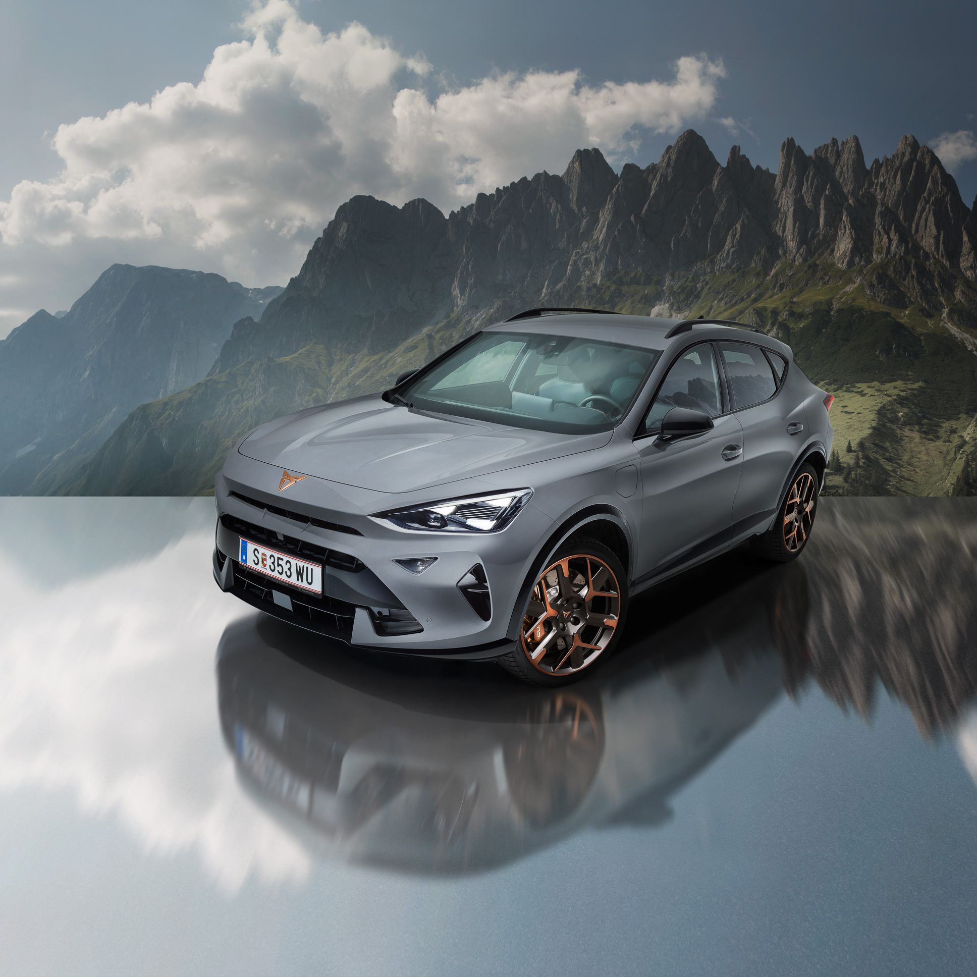 Der CUPRA Formentor vor einer Bergkulisse.