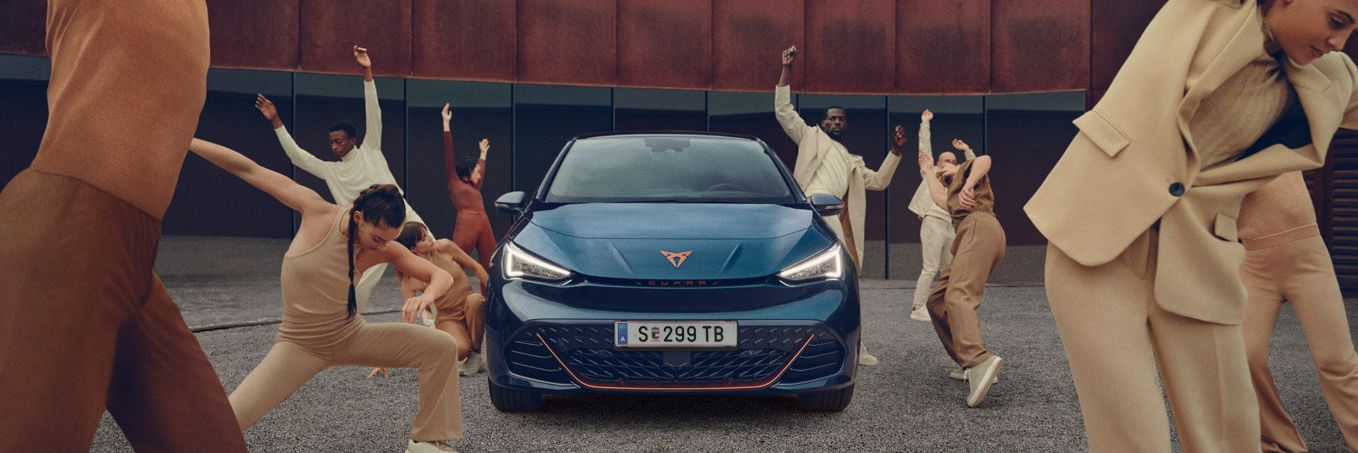 CUPRA Born in Blau mit Tänzern um ihn herum
