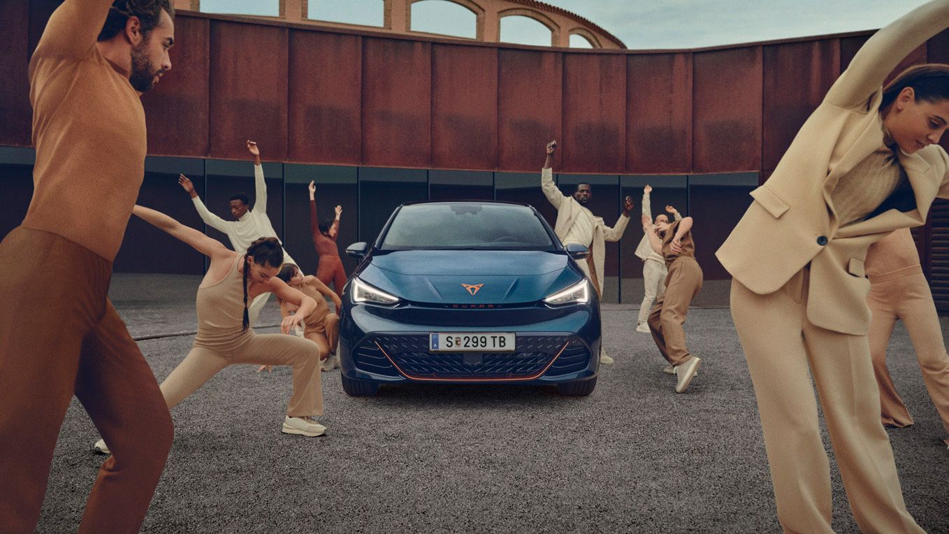 CUPRA Born in Blau mit Tänzern um ihn herum