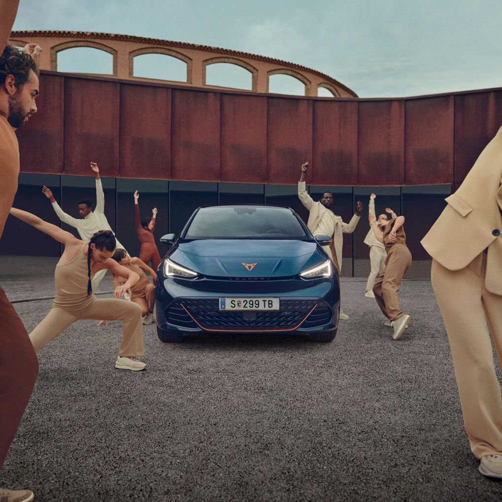 CUPRA Born in Blau mit Tänzern um ihn herum