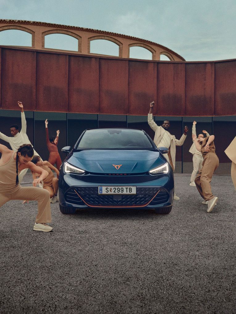 CUPRA Born in Blau mit Tänzern um ihn herum