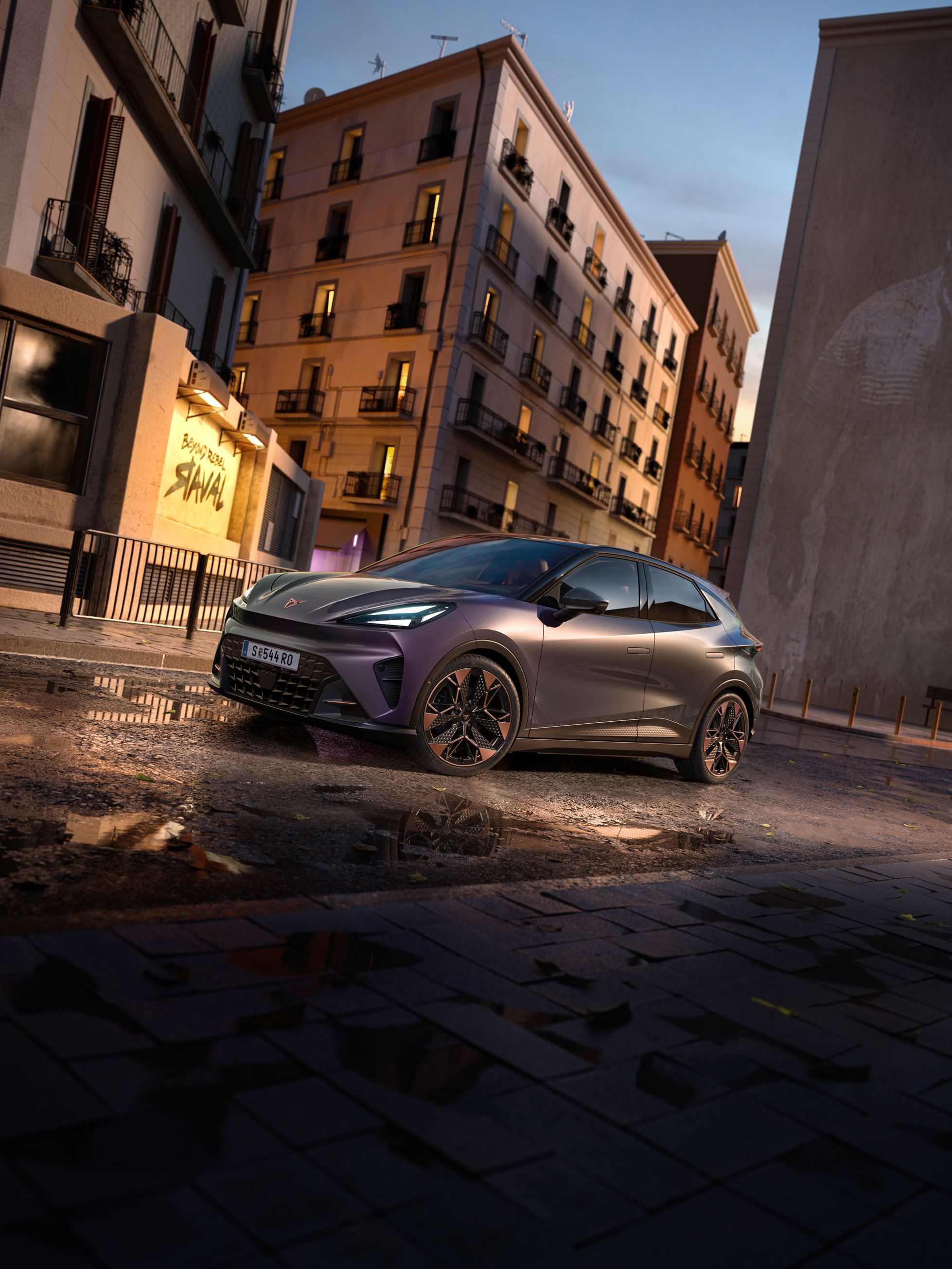 CUPRA Raval VZ in Plasma steht auf einer Straße in urbaner Umgebung