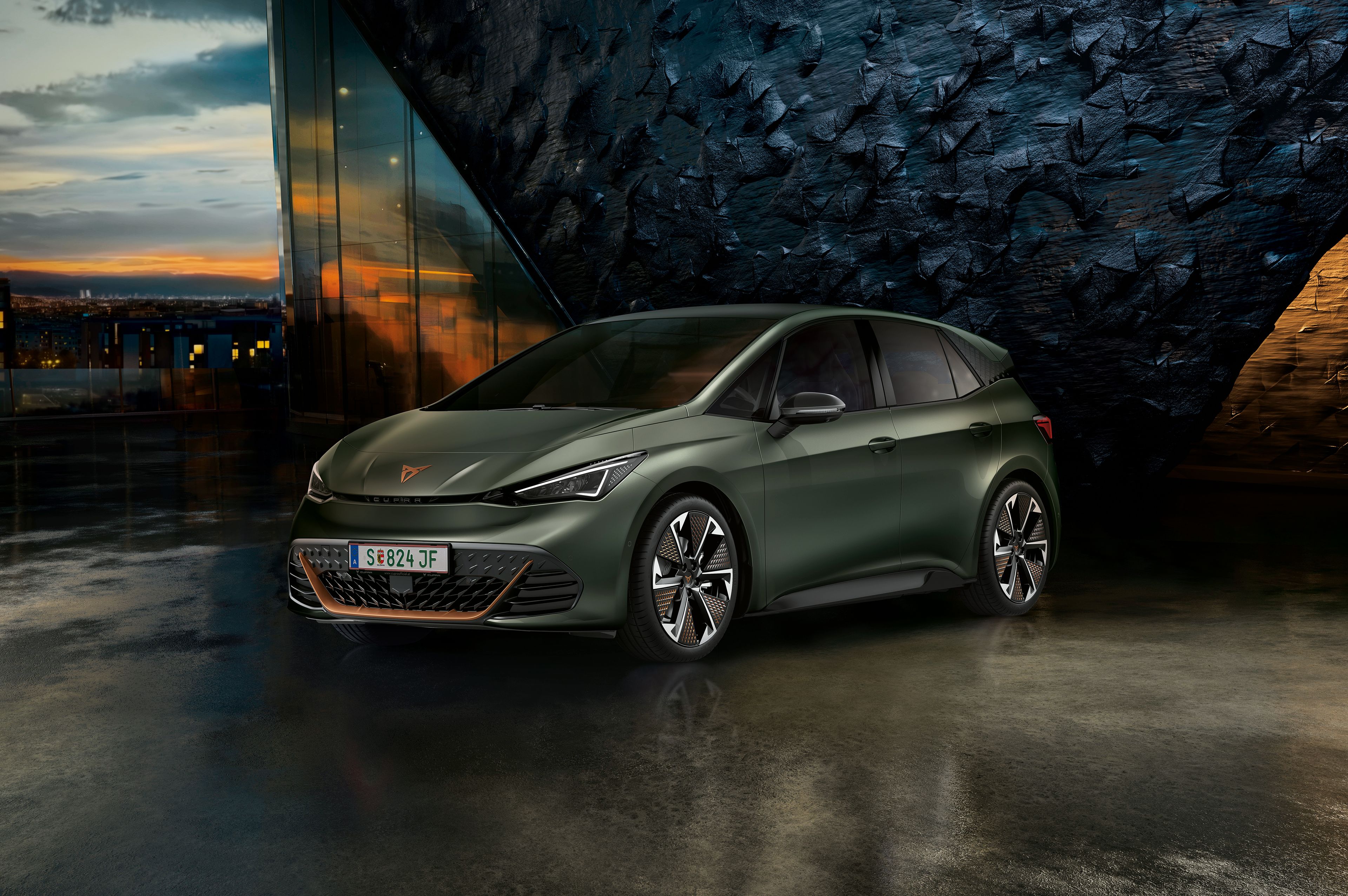 CUPRA Born vor einer Steinwand bei Sonnenuntergang