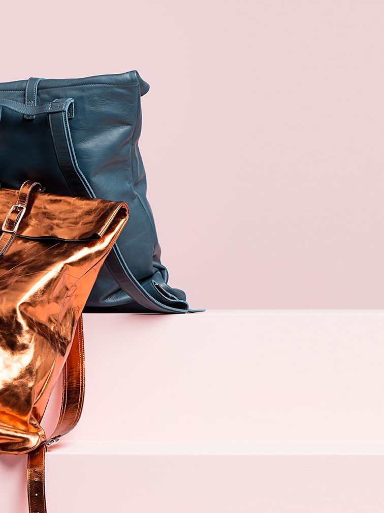 Ein blauer und ein goldener CUPRA Rucksack aus dem Trakatan Werk in Turin.