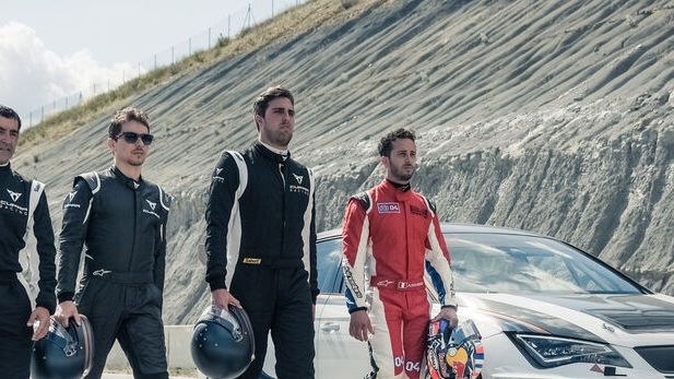 Vier Männer mit Helm vor einem CUPRA TCR.