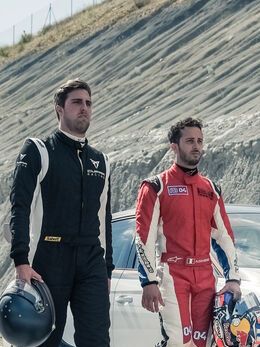 Vier Männer mit Helm vor einem CUPRA TCR.