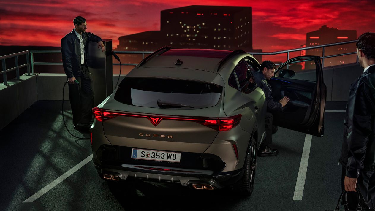 CUPRA Formentor mit Männern und Sonnenuntergang auf Dach