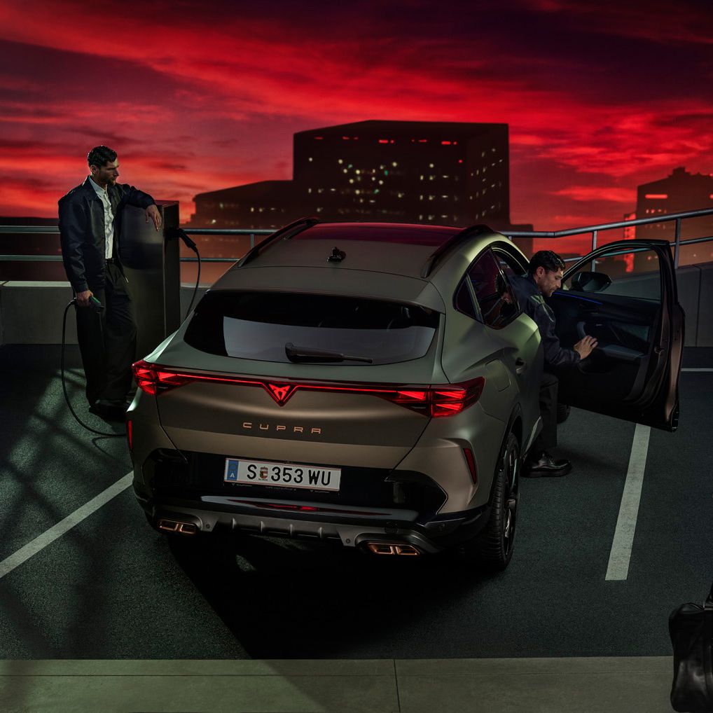CUPRA Formentor mit Männern und Sonnenuntergang auf Dach
