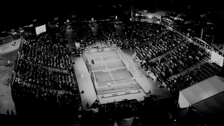 Schwarz Weiß Aufnahme der CUPRA Padel Arena.