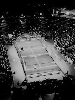 Schwarz Weiß Aufnahme der CUPRA Padel Arena.