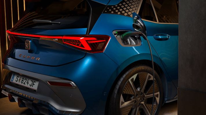 CUPRA Born beim Laden.