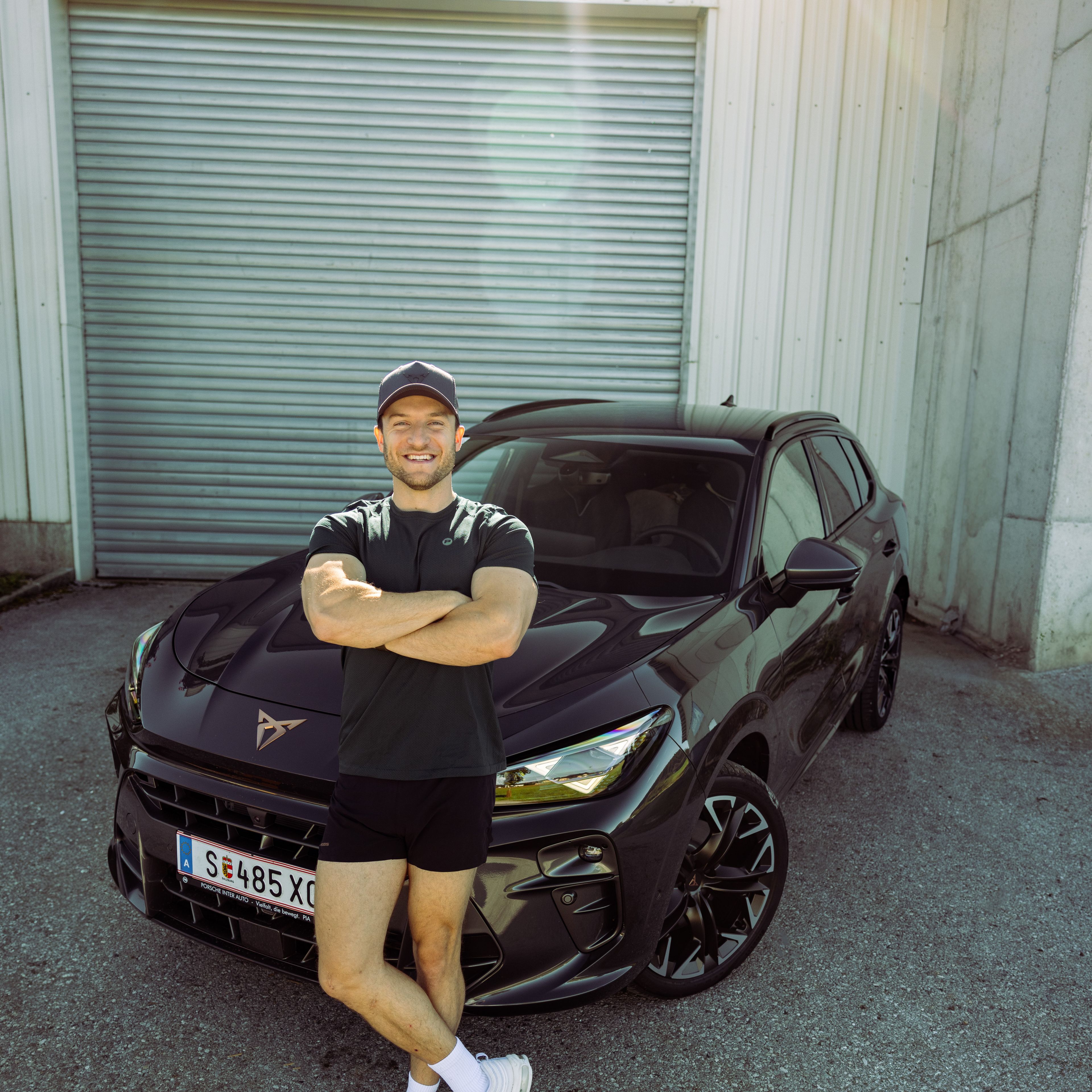 Sascha Huber vor dem CUPRA Terramar vor einem Garagentor