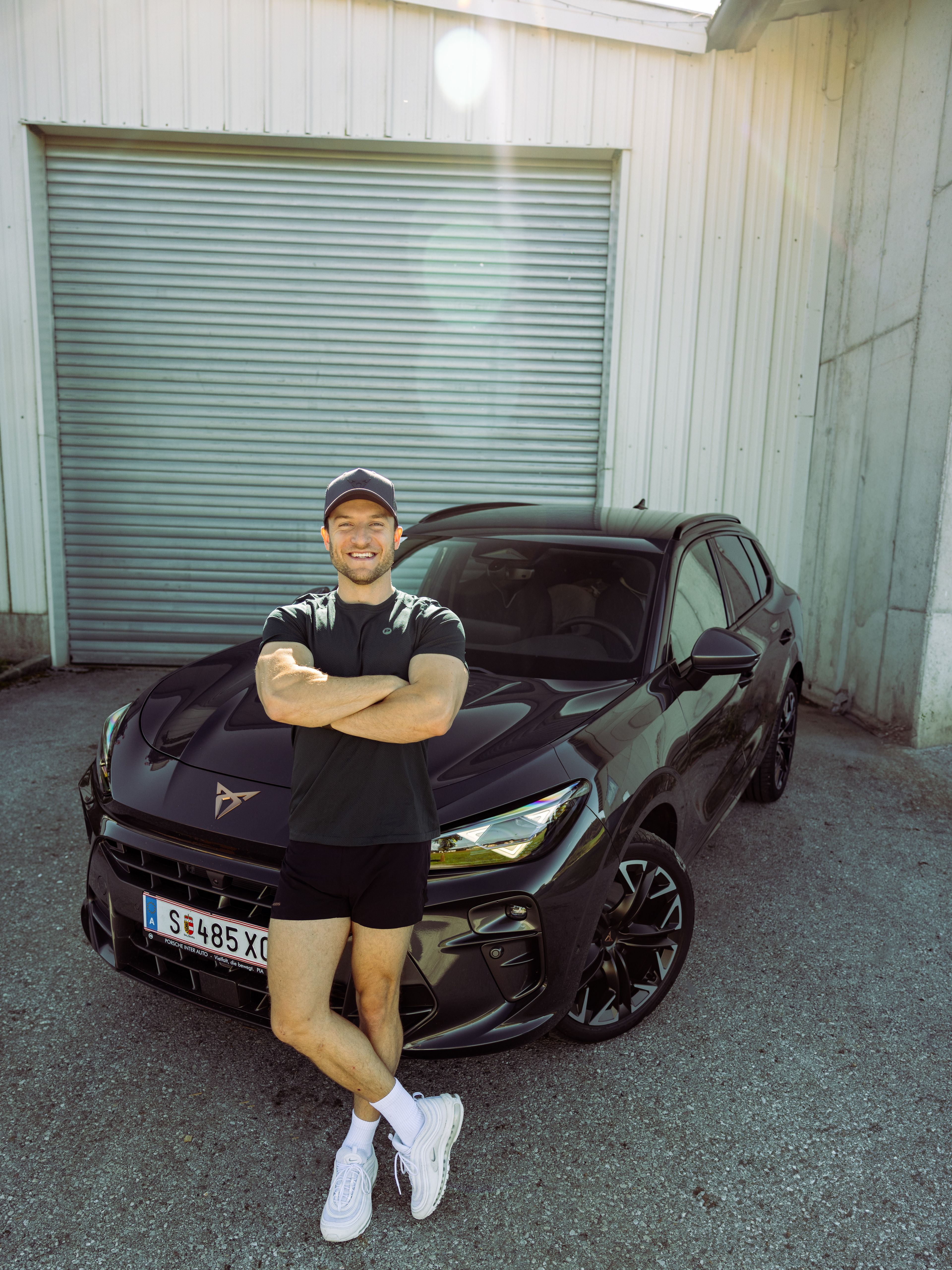 Sascha Huber vor dem CUPRA Terramar vor einem Garagentor