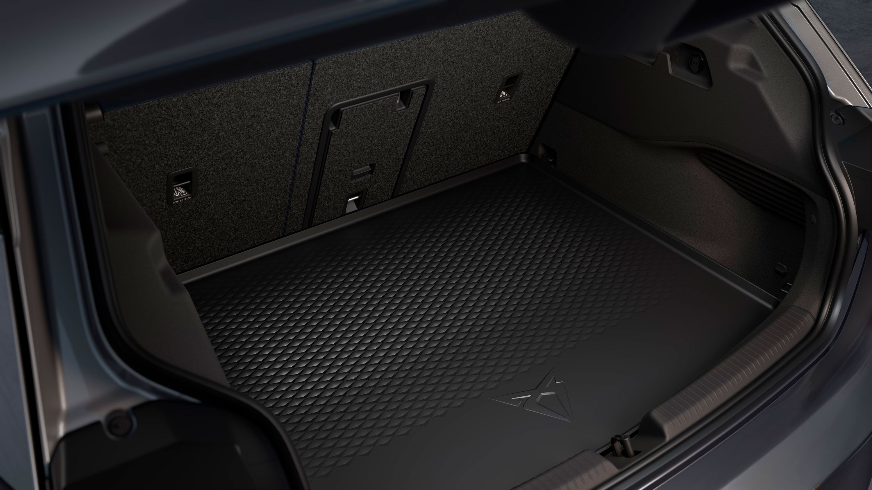 Detailansicht vom Kofferraum des CUPRA Born mit Schutzmatte