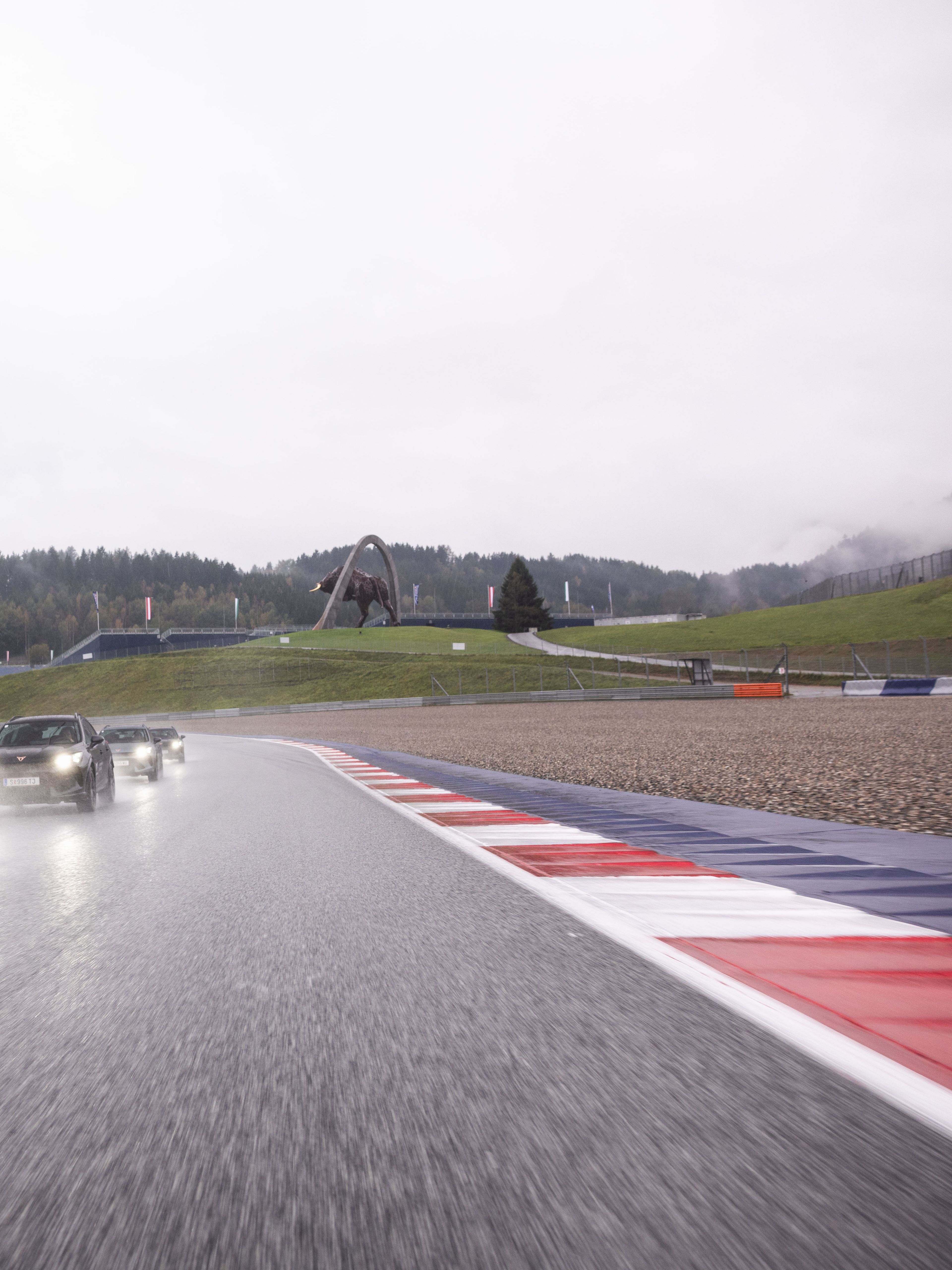 CUPRA Formentor fährt am Redbull Ring bei Regen