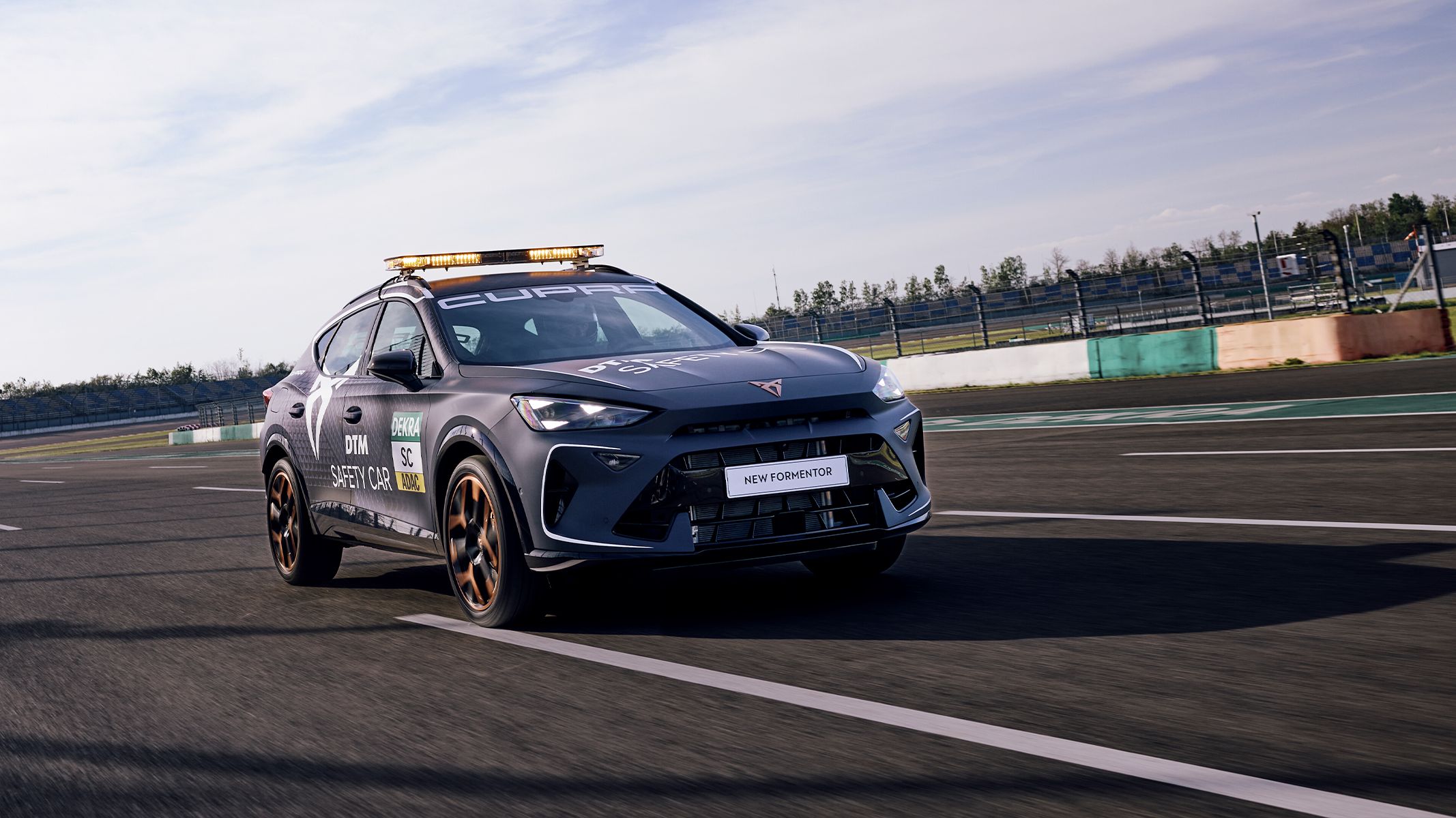 Ein CUPRA Formentor als Safety Car auf der Rennstrecke bei der DTM.