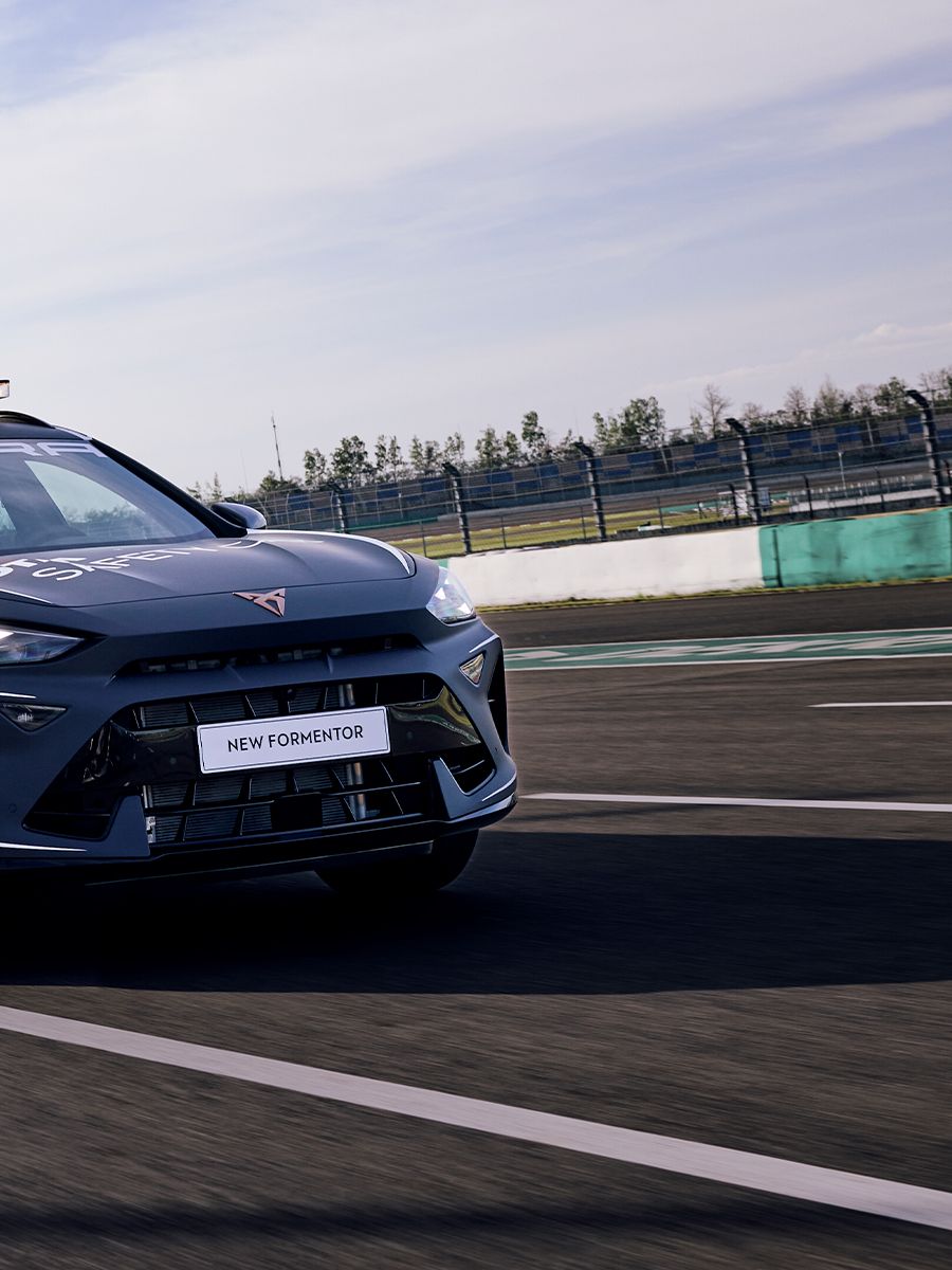 Ein CUPRA Formentor als Safety Car auf der Rennstrecke bei der DTM.