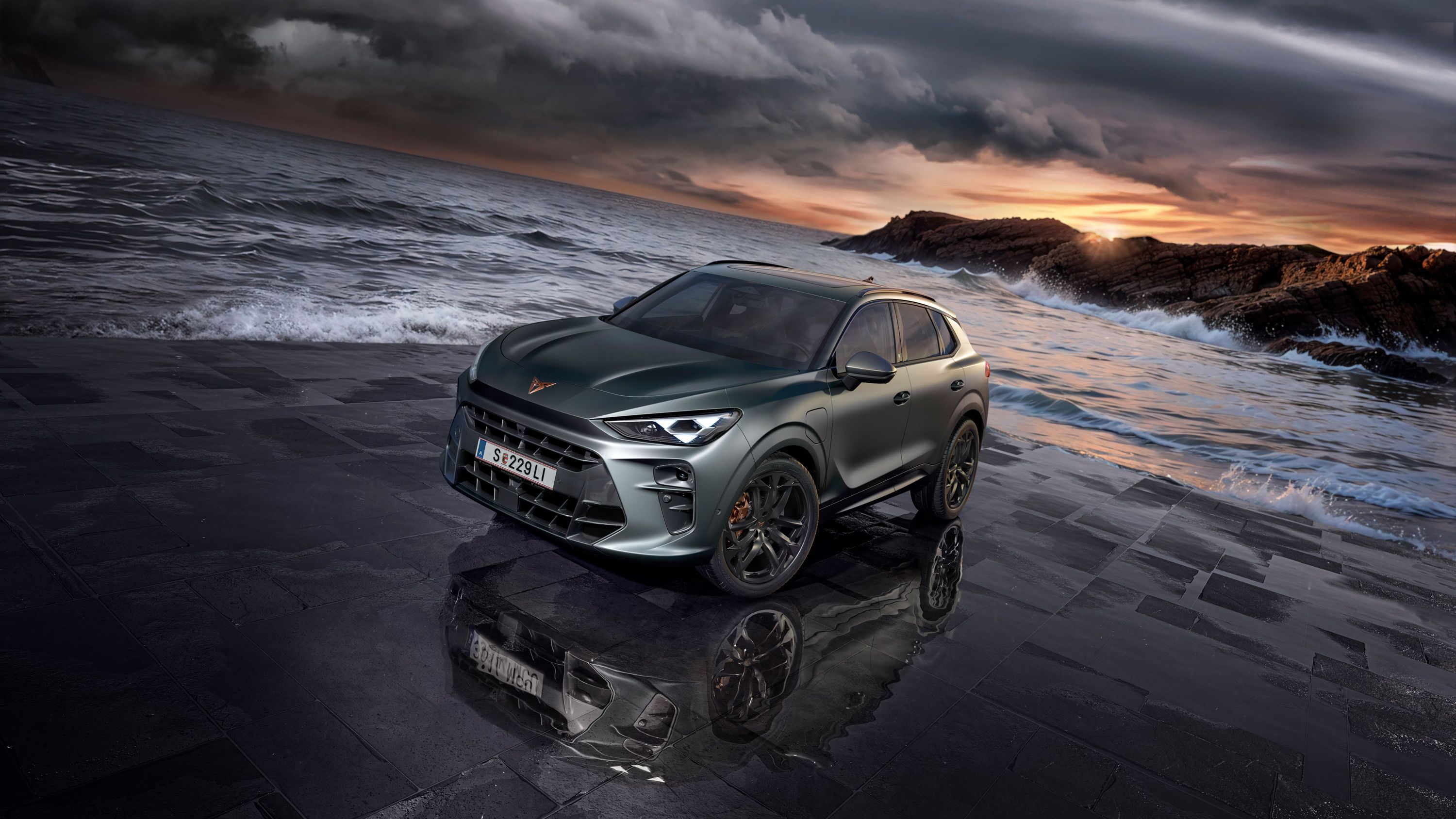 Ein CUPRA  Terramar in schräger Frontansicht parkt an einer stürmischen Küste.